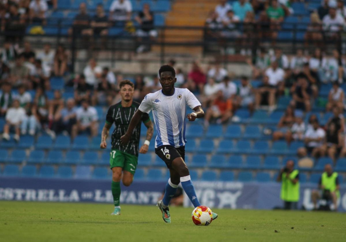 El camerunés Ben Hamed, medio del Hércules, en el derbi ante el Elche del miércoles.