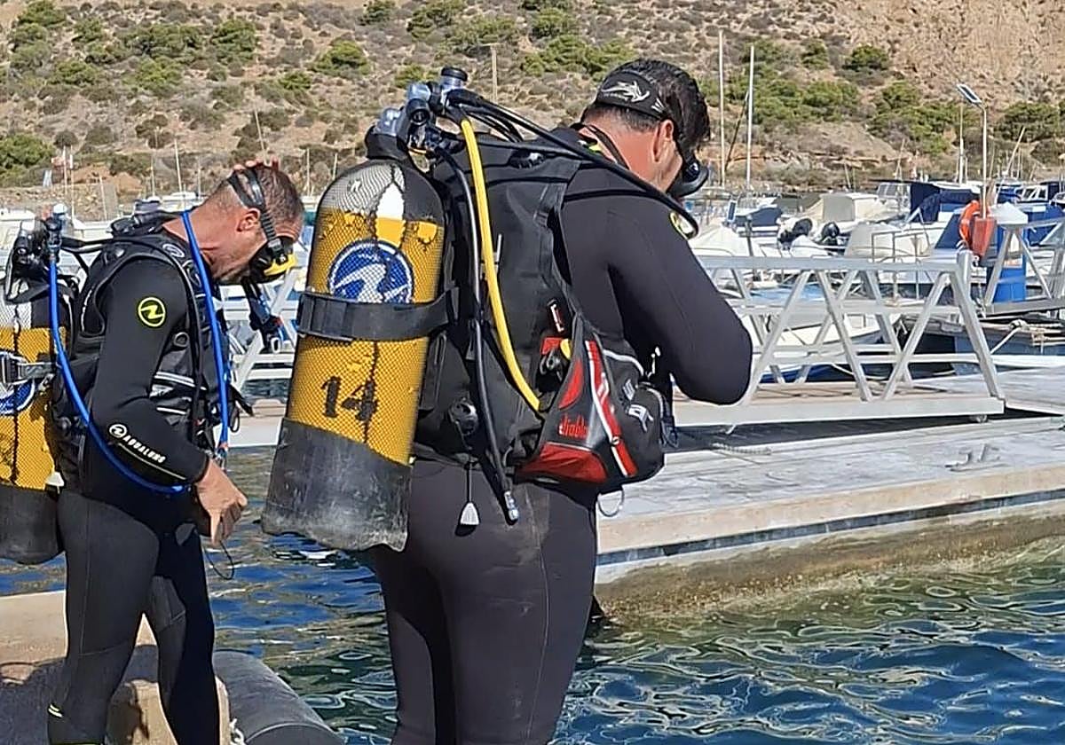 Dos de los instructores de buceo que impartirán el curso.