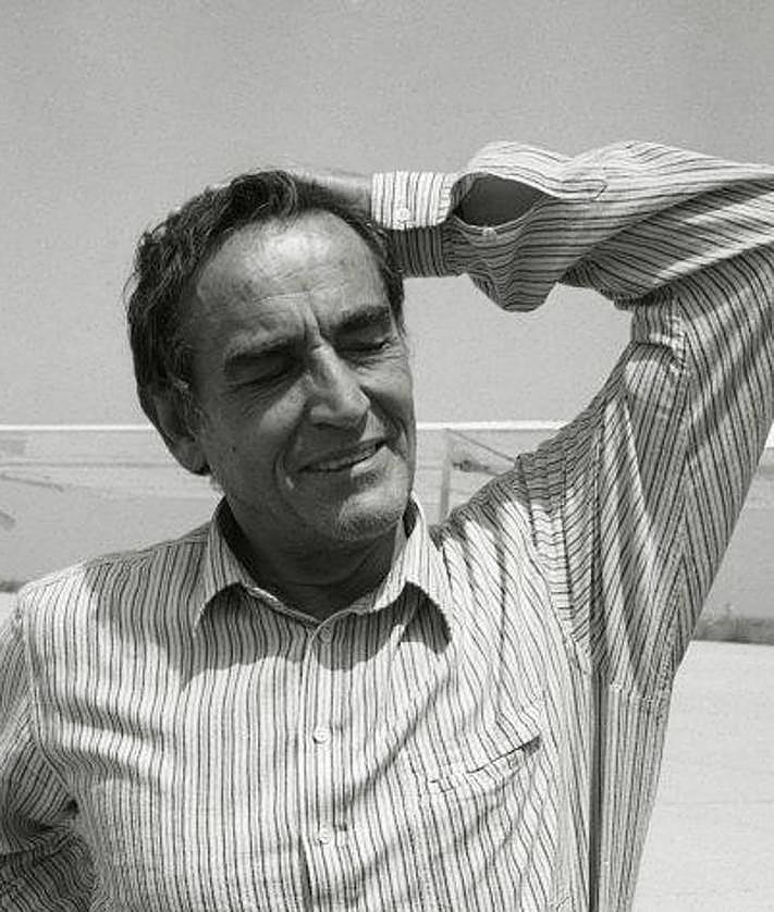 Imagen secundaria 2 - Murcia. Emigrantes a la vendimia francesa en la estación del Carmen (1977). | Espinardo. Campamento de verano para niños marginados de los cinco barrios más pobres de Murcia (1981). | San Javier. Vittorio Gassman, a su llegada al aeropuerto de San Javier con motivo de su participación en el festival de la localidad. Finalmente no actuó (1984). 