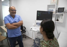 El doctor Ahmed Jbara, con una paciente en su clínica de Torre Pacheco.