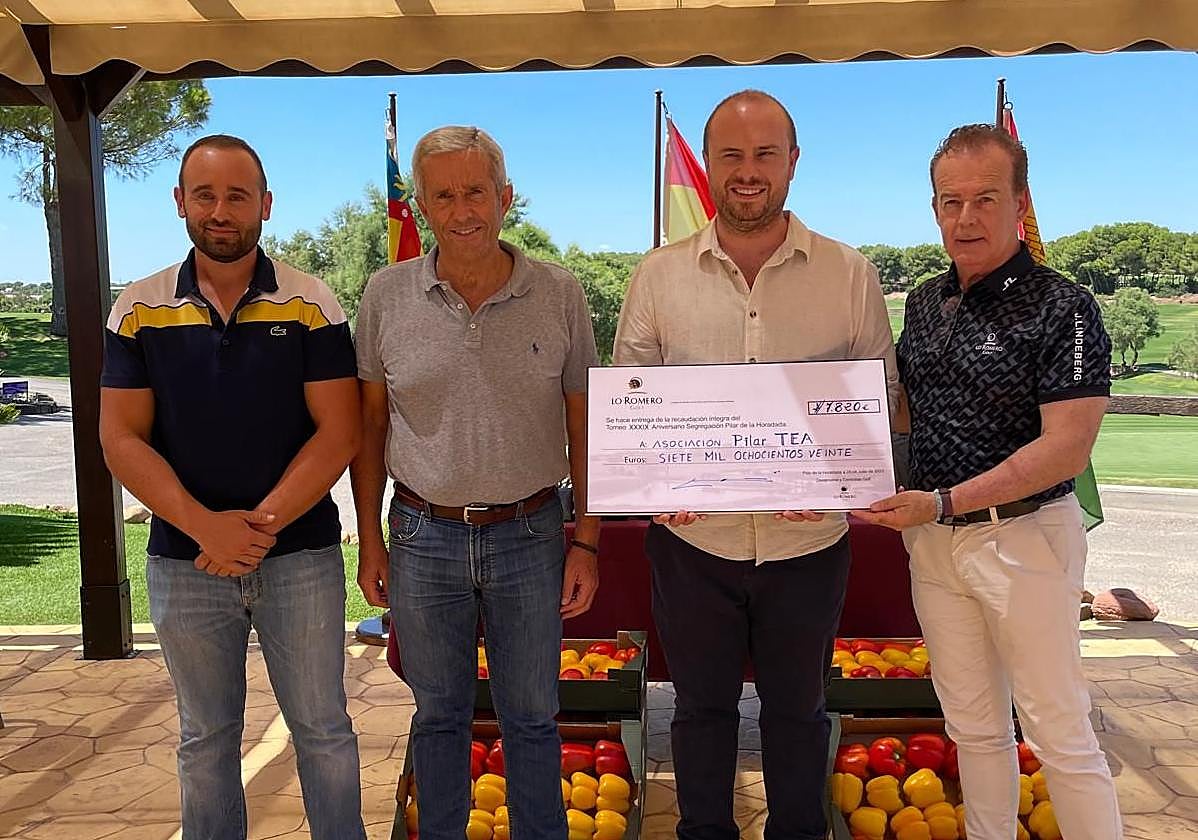 El propietario y director general de Lo Romero Golf Victoriano Jiménez (primero por la derecha) entrega el cheque de la recaudación a TEA