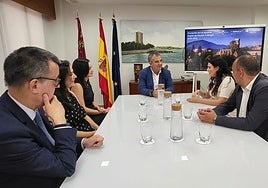 El consejero Juan María Vázquez y algunos de los jóvenes investigadores de la Región beneficiados con las becas Fulbright.