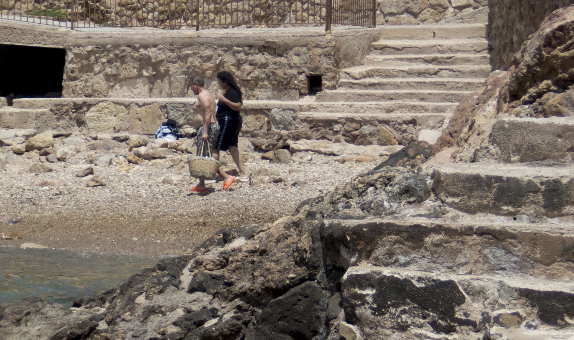 Baño tranquilo en las calas de Cartagena, en imágenes