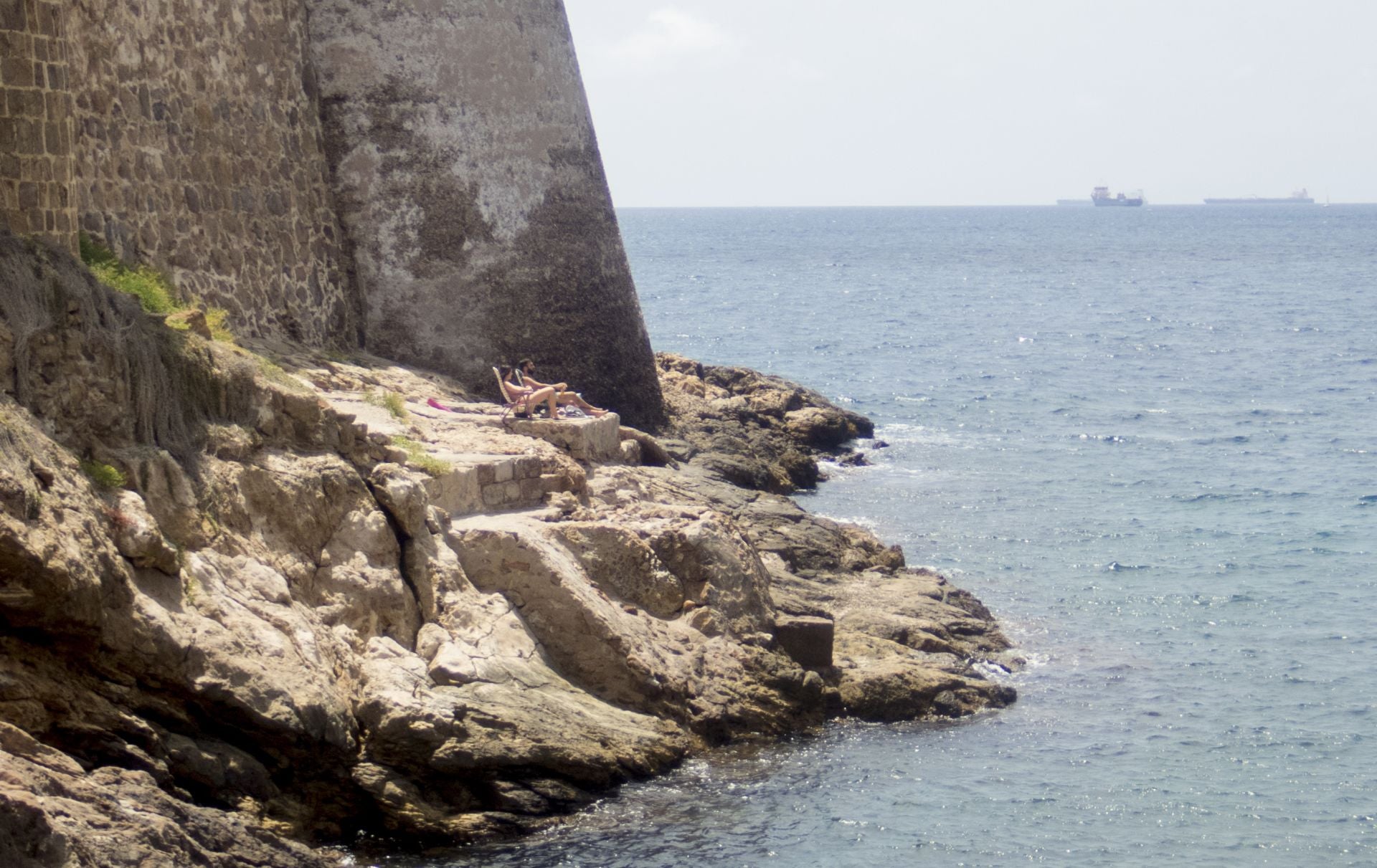 Baño tranquilo en las calas de Cartagena, en imágenes