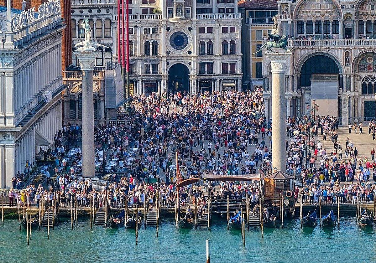 La plaza de San Marcos de Venecia, abarrotada de turistas.