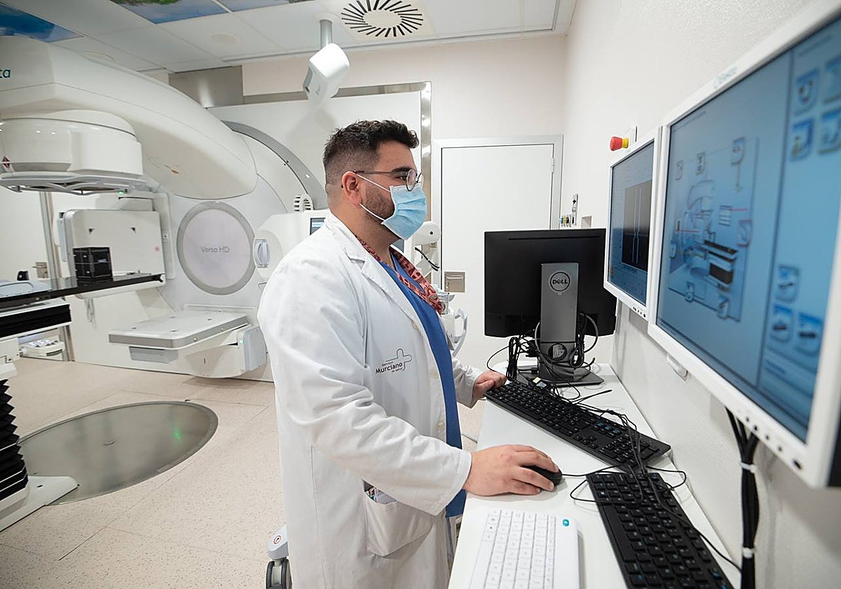 Un médico interno residente, en La Arrixaca.