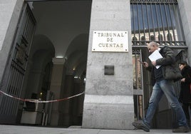Un hombre pasa por la puerta principal del edificio del Tribunal de Cuentas, en Madrid.