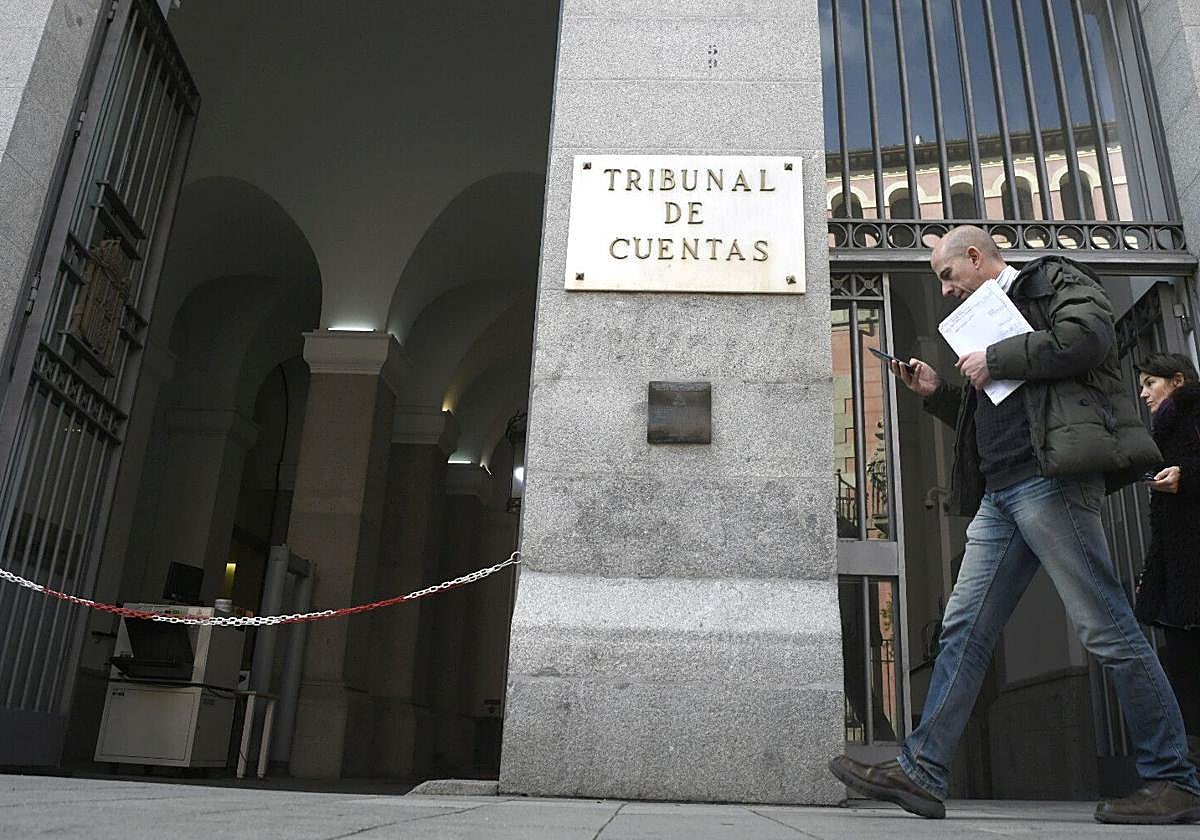Un hombre pasa por la puerta principal del edificio del Tribunal de Cuentas, en Madrid.