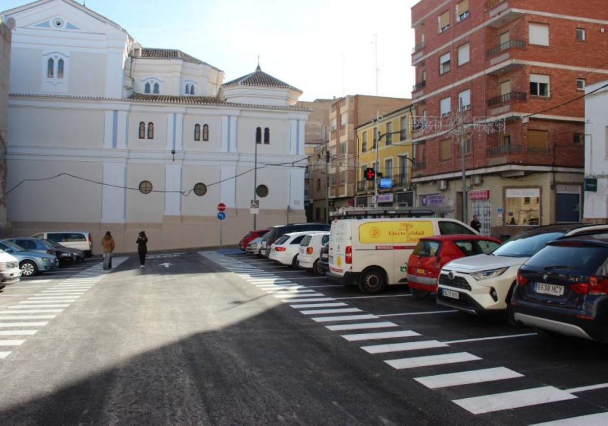 Coches estacionados en el parking en superficie habilitado en la calle del Niño.