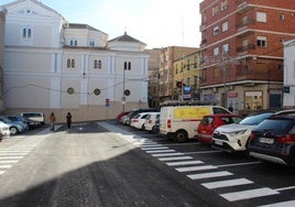 Coches estacionados en el parking en superficie habilitado en la calle del Niño.