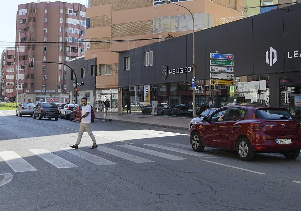 Un hombre cruza de acera en la avenida Pintor Portela.