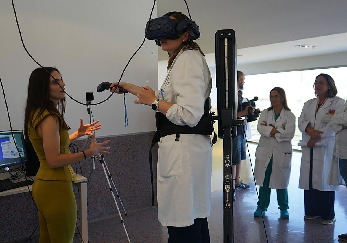 Ortega guía a una médica, que está probando las gafas.