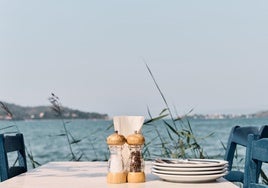En la costa, los restaurantes muestran un paisaje marino que atrae especialmente en verano a los amantes de la gastronomía.