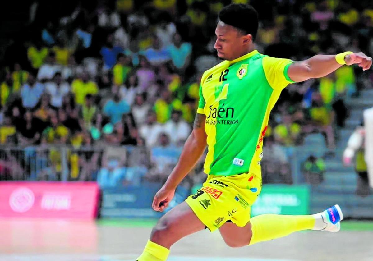 Renato, nuevo jugador del Jimbee, en un partido con el Jaén Paraíso Interior.
