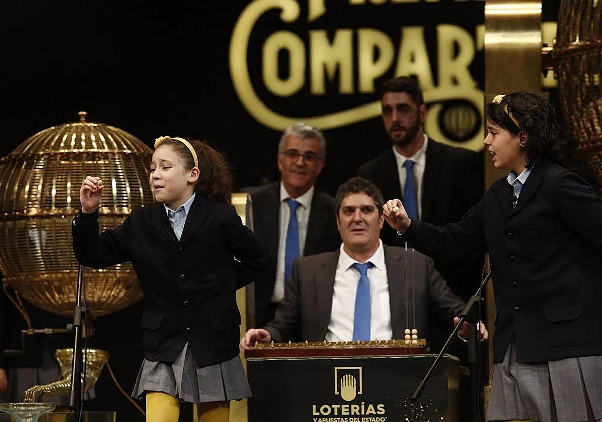 Dos niñas de San Ildefonso cantando el Gordo de la Lotería de Navidad, en una imagen de archivo.