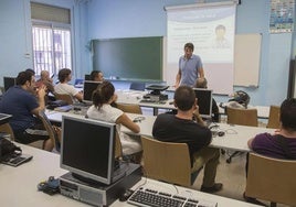 Un profesor imparte una clase, en una imagen de archivo.
