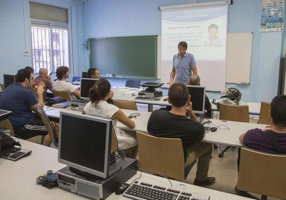 Un profesor imparte una clase, en una imagen de archivo.