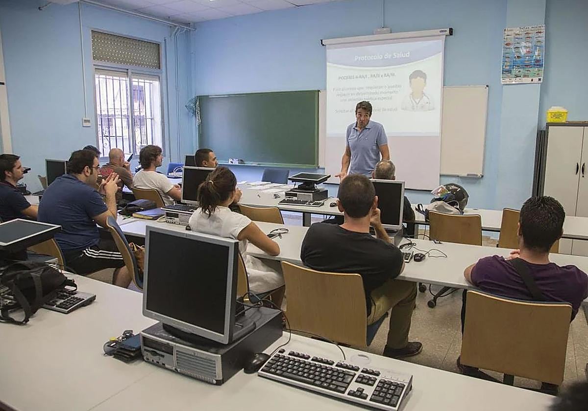 Un profesor imparte una clase, en una imagen de archivo.