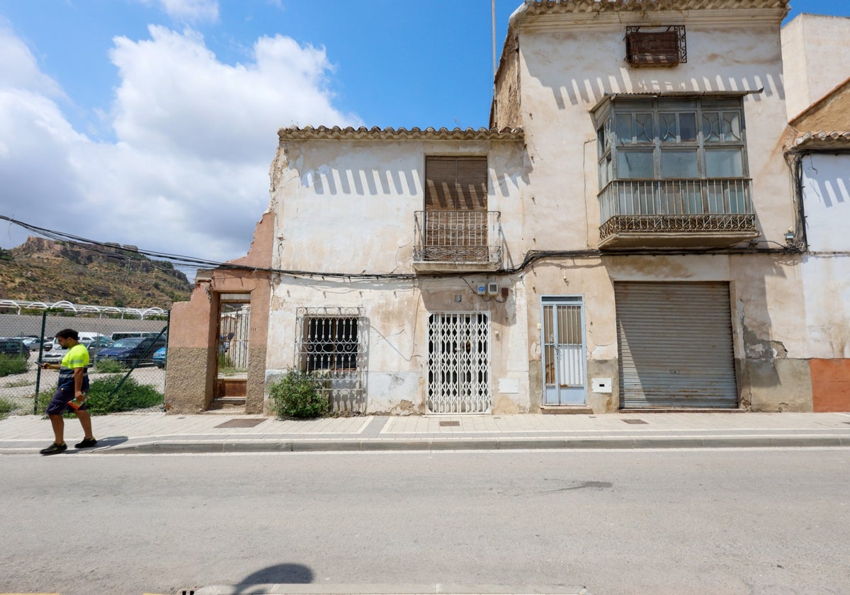 Infravivienda que deberá ser demolida en la parcela donde se construirá el centro de salud.