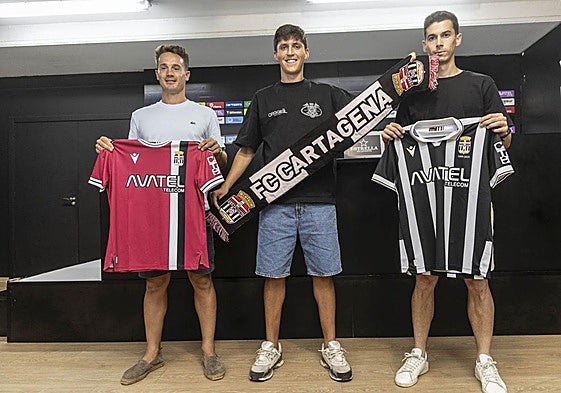 Los nuevos fichajes Larrea, Álex Fidalgo y Nacho Sánchez.