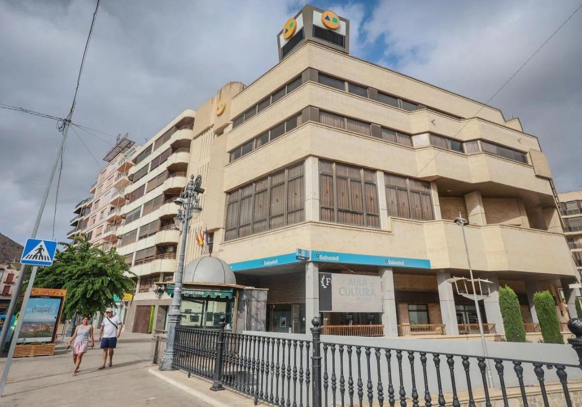 Edificio de la Fundación Mediterráneo en Orihuela junto al río Segura en el Puente de Levante.