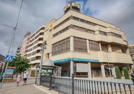 Edificio de la Fundación Mediterráneo en Orihuela junto al río Segura en el Puente de Levante.