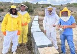 La consejera de Agua, Agricultura, Ganadería y Pesca, Sara Rubira, durante una visita a una explotación apícola en Molina de Segura.
