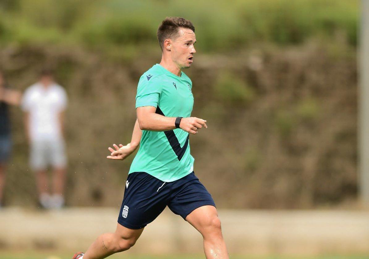 Pablo Larrea conduce la pelota en el entrenamiento de ayer en La Manga Club.