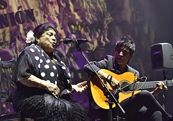 Encarnación Fernández, cantaora, doble ganadora de la Lámpara Minera, con Antonio Muñoz.