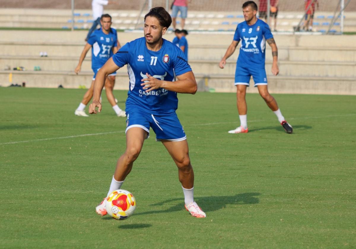 Peque controla un balón en un entrenamiento.