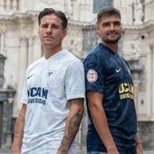Dani Aquino y Javi Ramírez posando con las nuevas camisetas de UCAM CF.
