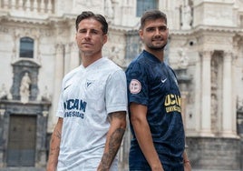 Dani Aquino y Javi Ramírez posando con las nuevas camisetas de UCAM CF.