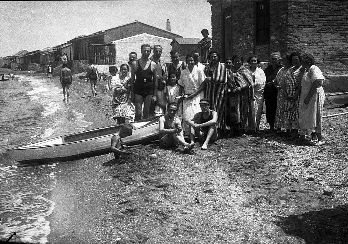 La memoria del verano en la Región, tejida en cada orilla de costa entre rocas y redes