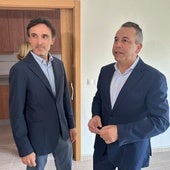 El consejero Jorge García Montoro y el alcalde de Abanilla, José Antonio Blasco, durante la visita a las viviendas.