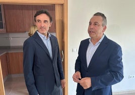 El consejero Jorge García Montoro y el alcalde de Abanilla, José Antonio Blasco, durante la visita a las viviendas.