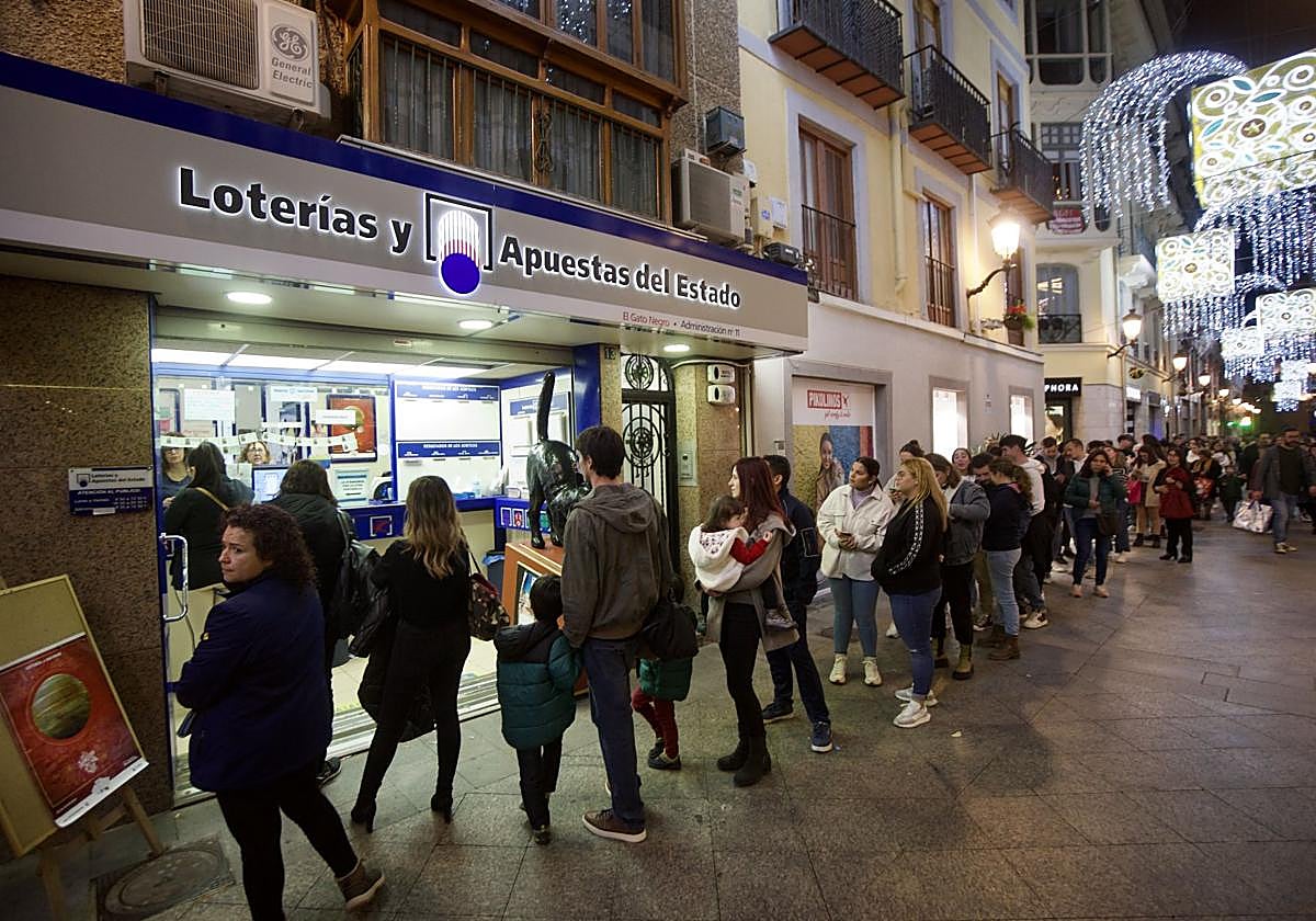Cola para comprar décimos de Lotería de Navidad en Murcia, en una imagen de archivo.