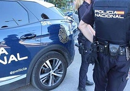 Imagen de archivo de dos agentes de la Policía Nacional.
