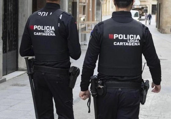 Una pareja de agentes de la Policía Local de Cartagena, en una imagen de archivo.