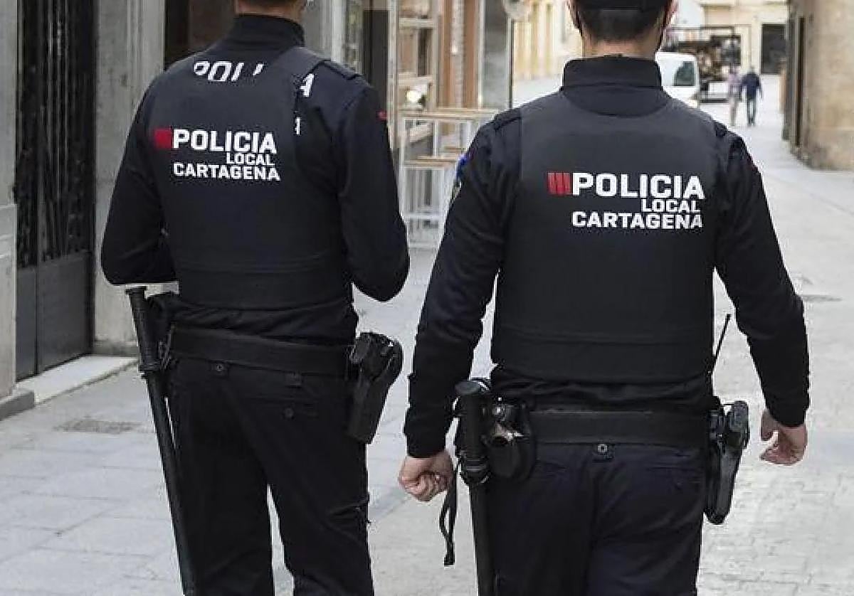 Una pareja de agentes de la Policía Local de Cartagena, en una imagen de archivo.