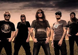 Componentes de British Lion, con Steve Harris al centro.