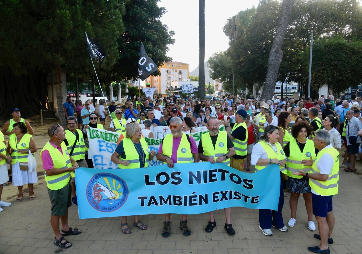 Clamor contra el «abandono» de Los Nietos
