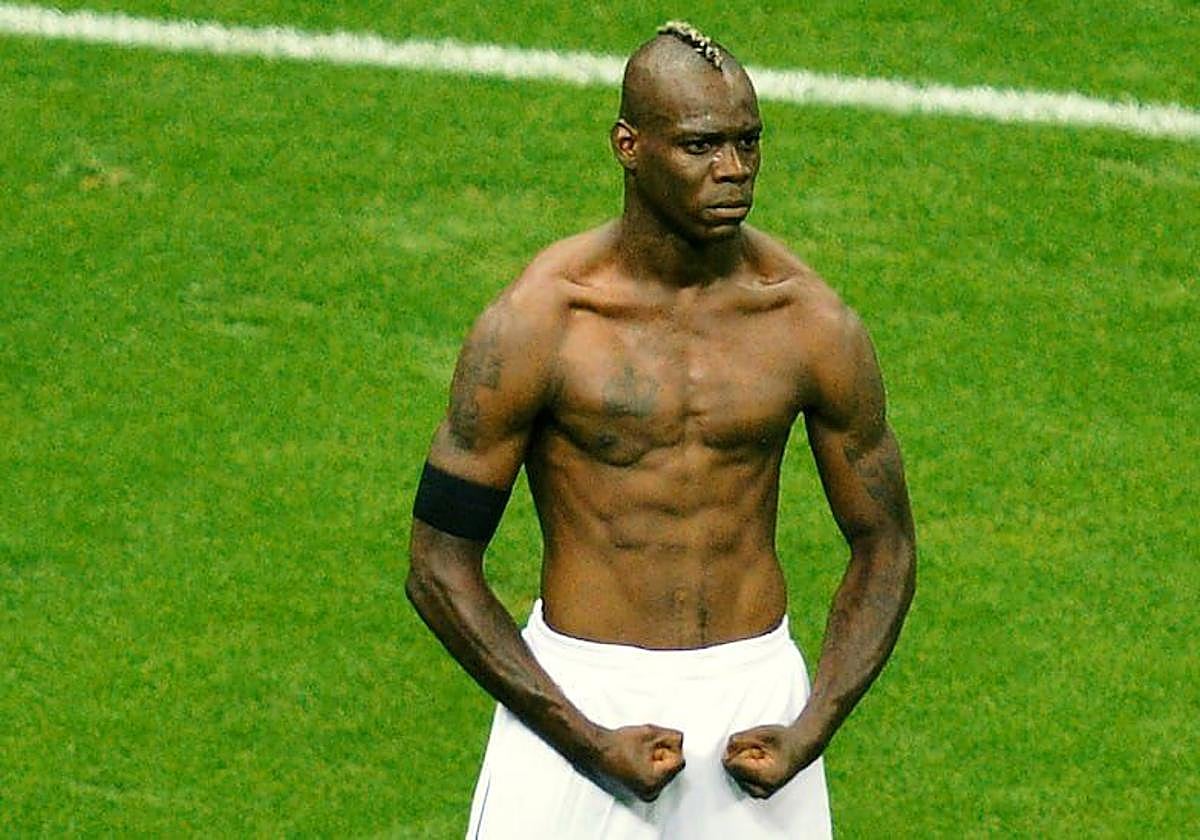 Mario Balotelli celebra un gol con Italia durante la Eurocopa 2012 celebrada en Polonia y Ucrania.
