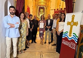 Representantes de la Hermandad, de la parroquia y del Ayuntamiento, en la iglesia de San José.