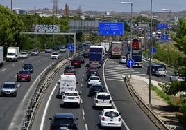 Tráfico congestionado en la autovía A-30, a mediodía de este jueves.