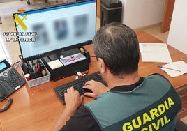 Un agente de la Benemérita durante la investigación.