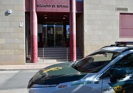 La puerta del juzgado de Totana, en una imagen de archivo.