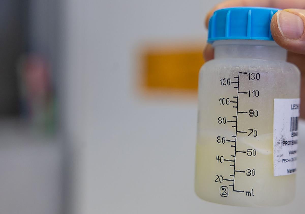 Una enfermera muestra una donación de leche materna.