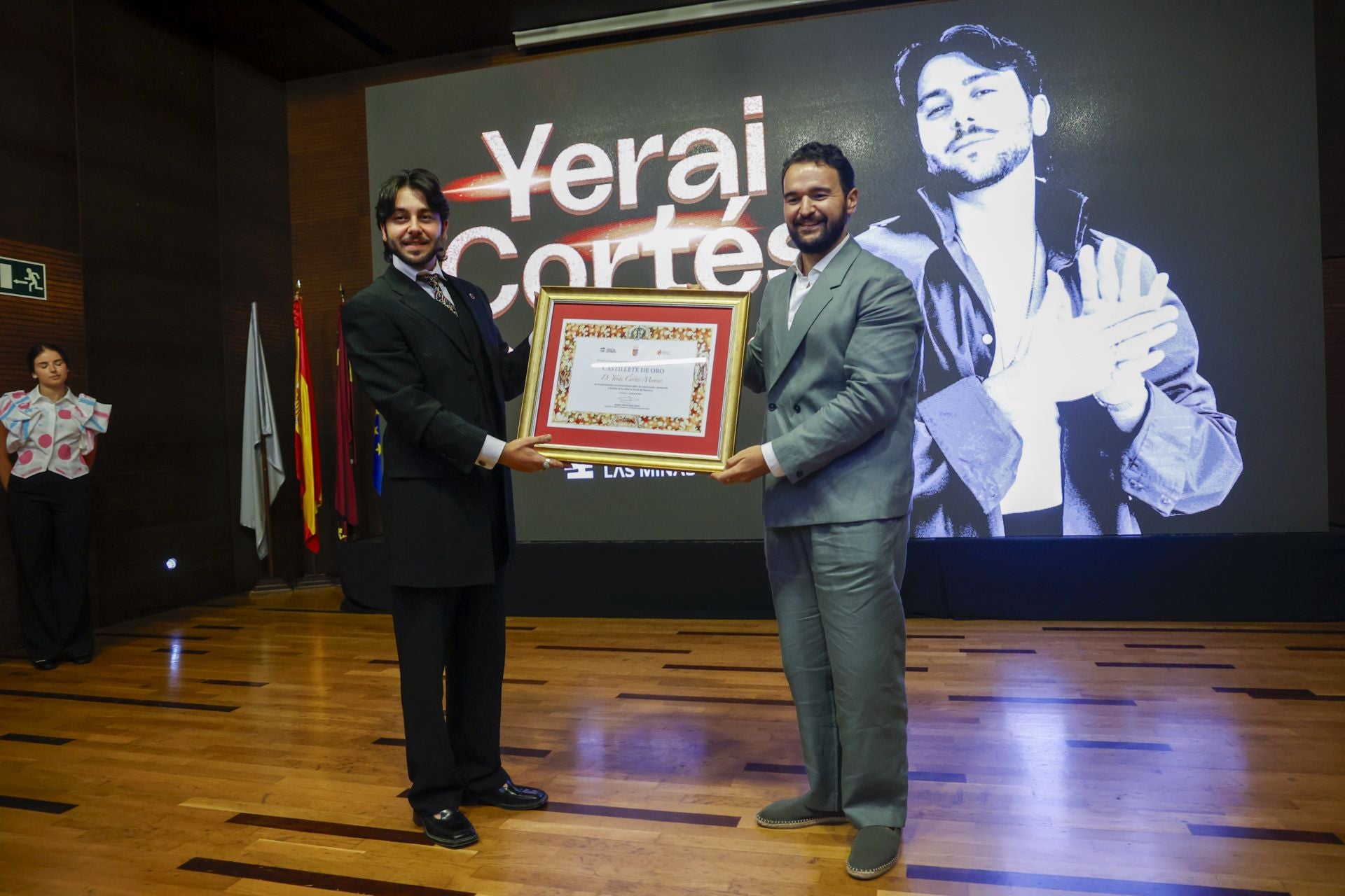 En imágenes, Yerai Cortés recibe el Castillete de Oro del Cante de las Minas
