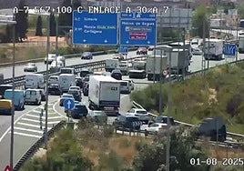 Situación del tráfico, a las 15.14 horas de este viernes, en el enlace de la autovía A-7 con la A-30, en el punto kilométrico 567,1.