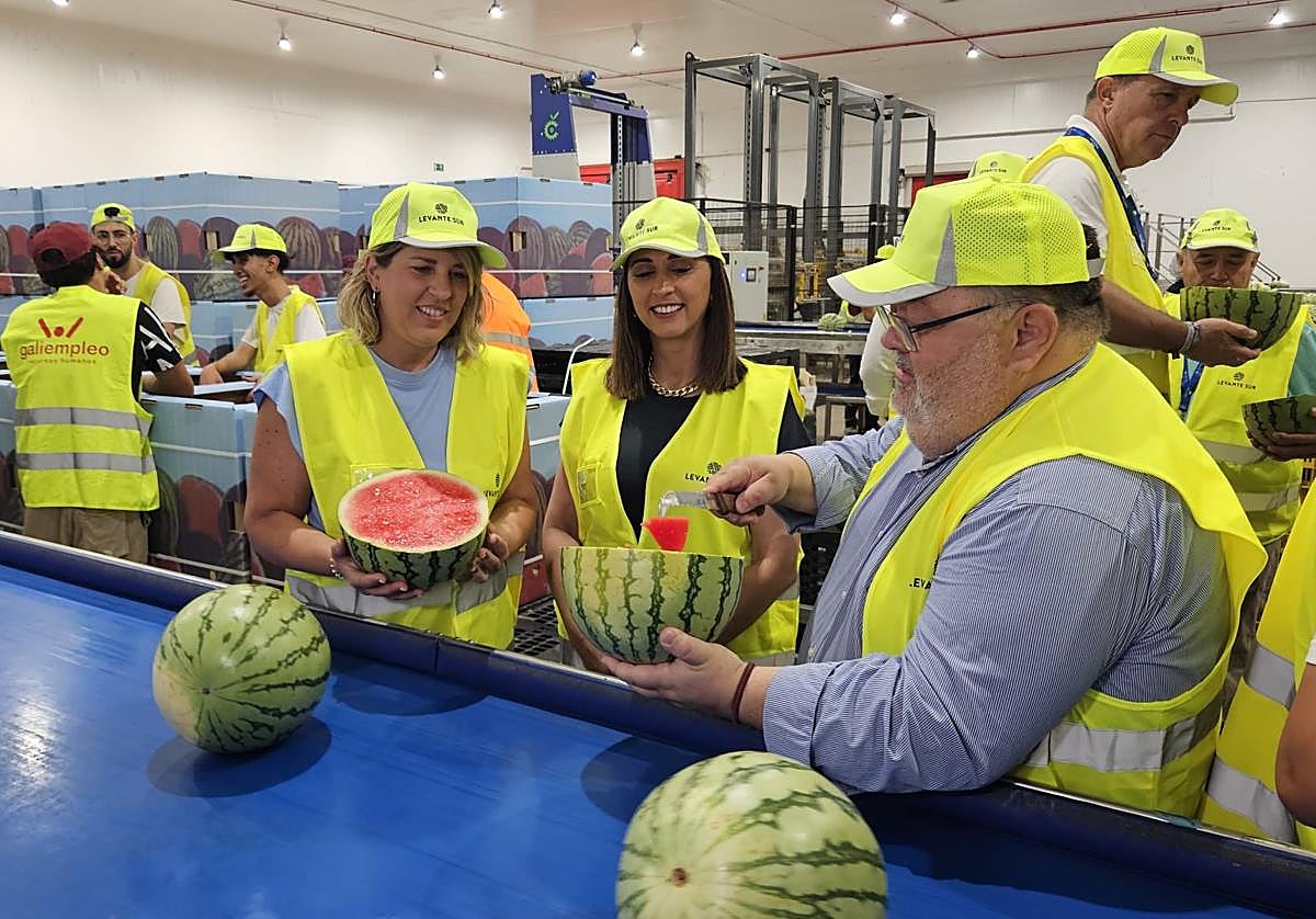La consejera Sara Rubira, junto a la alcaldesa de Cartagena, Noelia Arroyo, y el CEO de JimboFresh, Miguel Ángel Jiménez, durante su visita a la cooperativa Levante Sur.